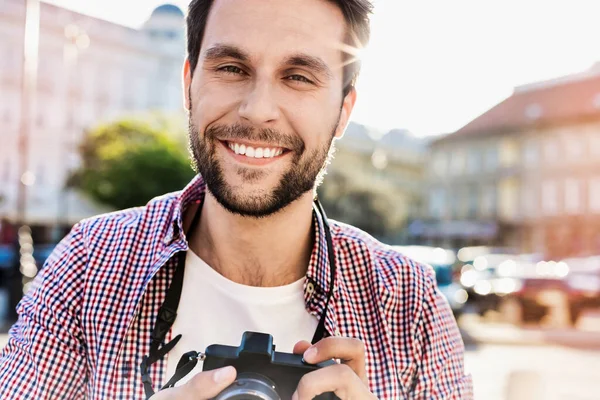 Retrato Sorrindo Jovem Atraente Homem Segurando Câmera Com Brilho Lente — Fotografia de Stock