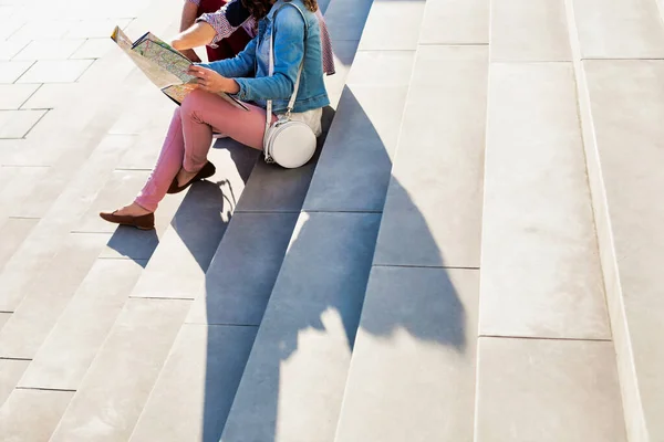 Adam Şehirde Merdivenlerde Otururken Kız Arkadaşına Harita Gösteriyor — Stok fotoğraf