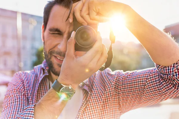 Jovem Homem Atraente Segurando Câmera Enquanto Tira Foto Com Flare — Fotografia de Stock