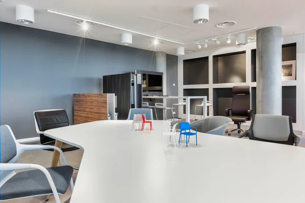 Modern Ofiste Sandalyeler Masalar — Stok fotoğraf