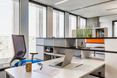 Modern ofiste sandalyeler ve masalar