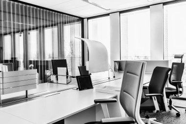 Modern ofiste sandalyeler ve masalar