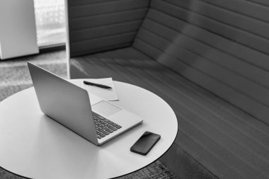 Dizüstü bilgisayar ofiste.