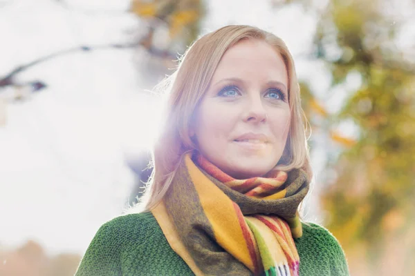 Portret Van Een Glimlachende Mooie Volwassen Vrouw Het Park — Stockfoto