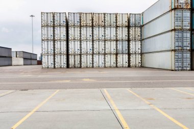 Kargo Terminalinde nakliye konteynırları