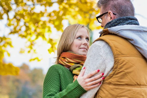 Portrait Beautiful Woman Showing Affection While Talking Her Husband Park — Stock Photo, Image