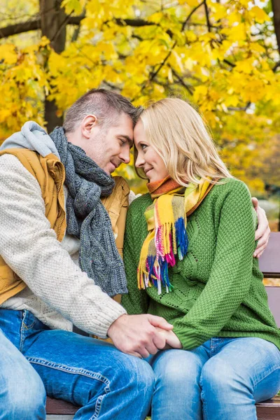 Retrato Hombre Guapo Sentado Mientras Muestra Afecto Hermosa Esposa Parque — Foto de Stock