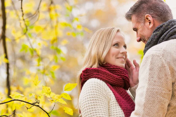 Ritratto Coppia Matura Che Gode Autunno Mostrando Affetto Nel Parco — Foto Stock