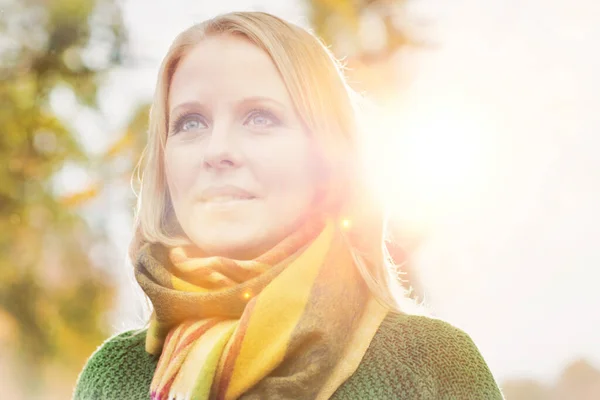 Portret Van Een Glimlachende Mooie Volwassen Vrouw Het Park — Stockfoto