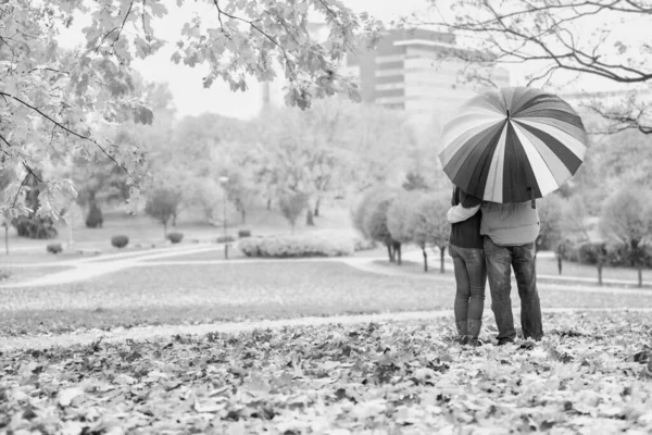Svart Och Vitt Foto Mannen Håller Paraply Medan Njuter Den — Stockfoto
