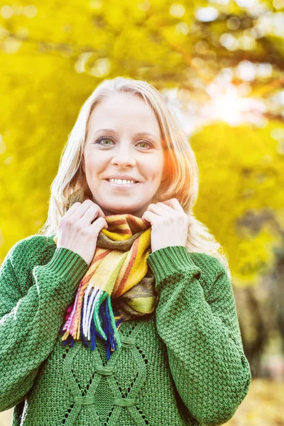 Portrait Beautiful Woman Standing Smiling While Holding Her Scarf Lens — Stock Photo, Image