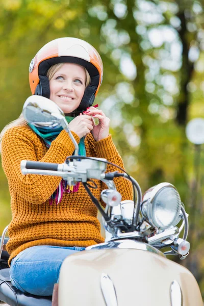 Portret Van Volwassen Mooie Vrouw Zetten Haar Helm Naar Motorrijden — Stockfoto