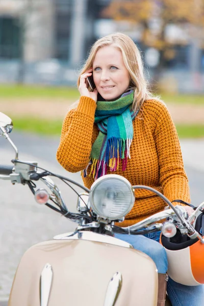 Portrait Beautiful Woman Talking Smartphone While Waiting Sitting Motorbike Park — Stock Photo, Image