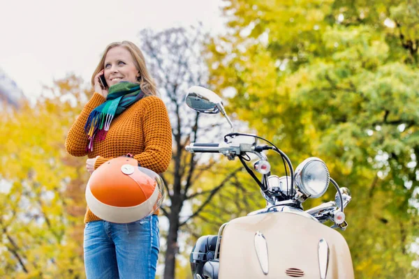 Ritratto Maturo Bella Donna Parlando Smartphone Tenendo Casco Mentre Piedi — Foto Stock