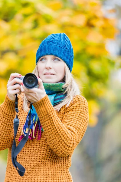 Portret Pięknej Kobiety Fotografującej Piękne Klony Parku — Zdjęcie stockowe