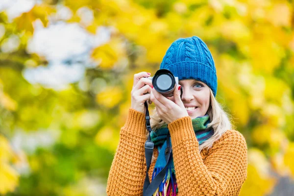 Ritratto Bella Donna Che Fotografa Bellissimi Aceri Nel Parco — Foto Stock