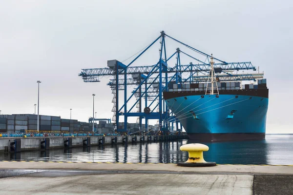 Schip Aan Steiger Vrachtterminal — Stockfoto