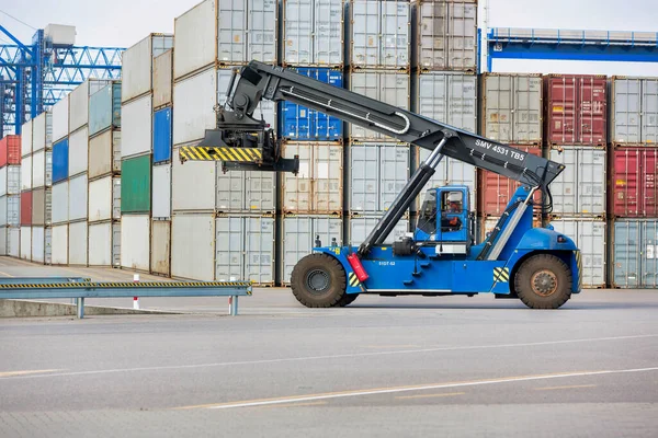 Economisch Autoverhuur Bij Cargo Terminal — Stockfoto