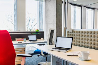 Modern ofiste sandalyeler ve masalar