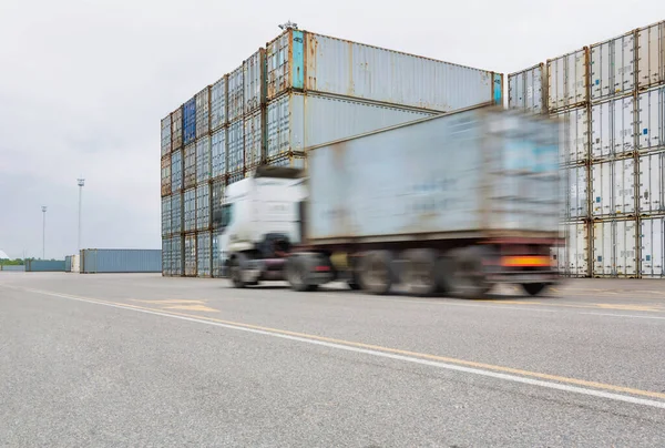 Economisch Autoverhuur Bij Cargo Terminal — Stockfoto