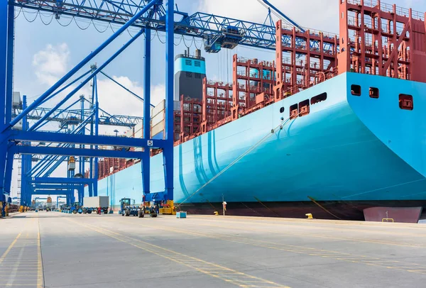 Barco Muelle Cargo Terminal —  Fotos de Stock