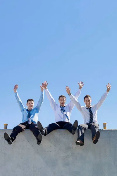 Bir Grup Yakışıklı Adamı Çatıda Oturmuş Eğleniyor — Stok fotoğraf