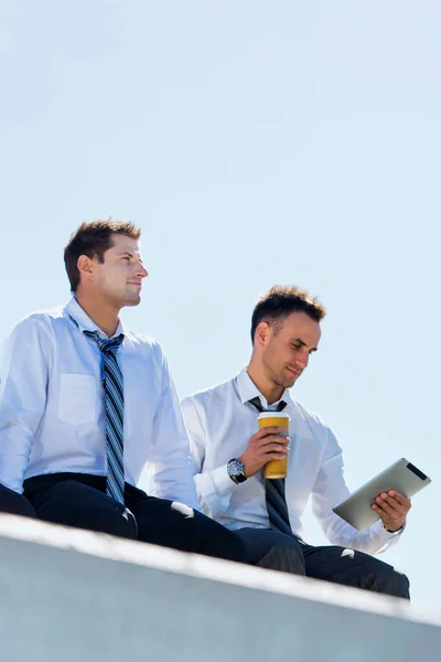 Low Angle View Thoughtful Mature Businessmen Sitting Relaxing Rooftop Break — Stock Photo, Image