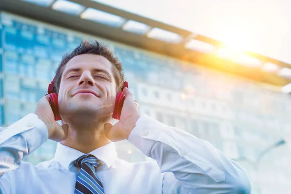 Ώριμος Επιχειρηματίας Που Ακούει Μουσική Ακουστικά — Φωτογραφία Αρχείου