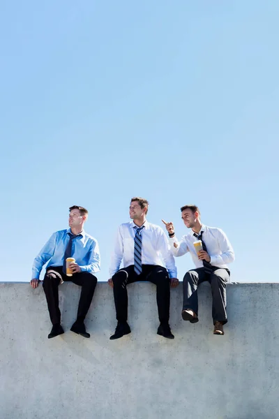 Fénykép Átgondolt Üzletemberek Pihentető Tetőn — Stock Fotó