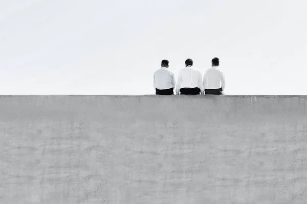 オフィスの屋上に座って成熟した思慮深いビジネスマンの黒と白の写真 — ストック写真