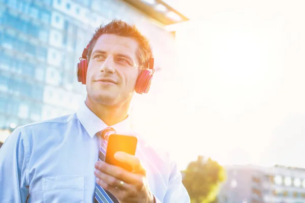 Πορτρέτο Του Χαμογελαστού Ώριμου Επιχειρηματία Ακούγοντας Μουσική Στο Smartphone Του — Φωτογραφία Αρχείου