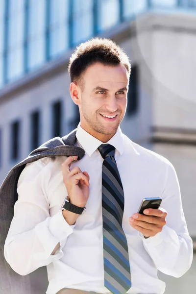 Porträtt Mogen Affärsman Som Använder Smartphone När Går Trottoaren Efter — Stockfoto