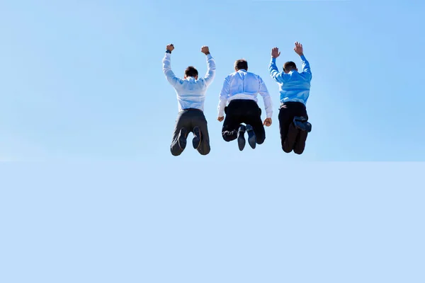 Groep Van Volwassen Zakenmannen Springen Kantoor Dak — Stockfoto