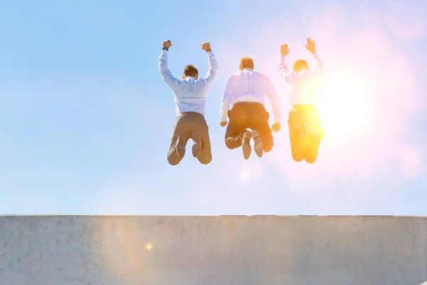 Группа Зрелых Бизнесменов Прыгает Офисную Крышу — стоковое фото