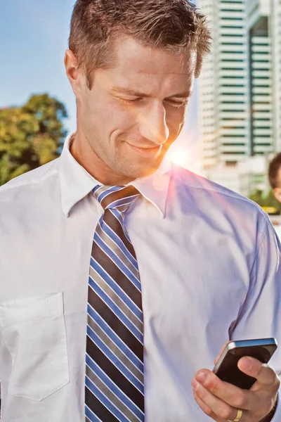 Porträt Eines Reiferen Attraktiven Geschäftsmannes Der Nach Feierabend Mit Dem — Stockfoto