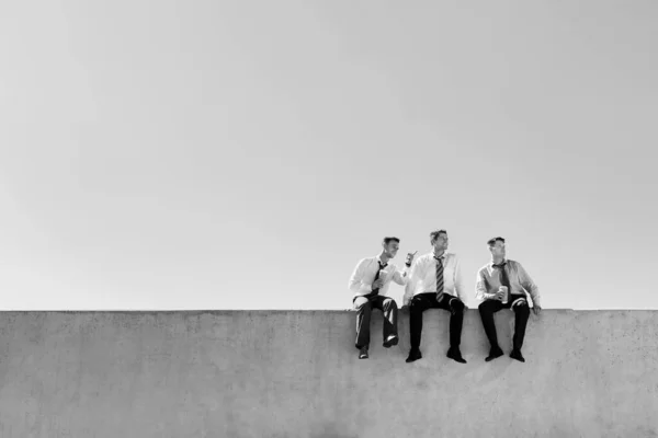 Fekete Fehér Fénykép Figyelmes Üzletemberekről Akik Tetőn Ülnek Pihennek — Stock Fotó