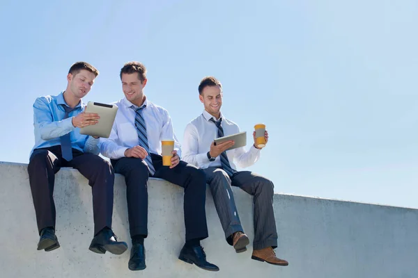 Photo Thoughtful Businessmen Sitting While Using Digital Tablet Office Rooftop — Stock Photo, Image