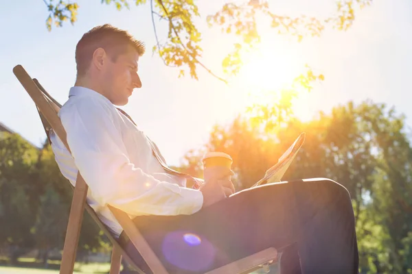 Porträtt Stilig Affärsman Dricka Kaffe Och Läsa Tidningen Medan Sitter — Stockfoto