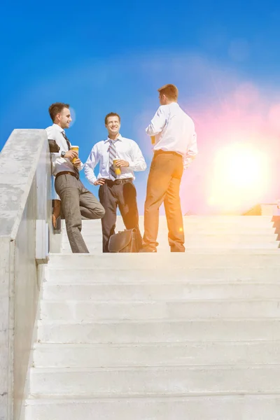 Groupe Hommes Affaires Debout Parlant Tout Buvant Café Pendant Pause — Photo