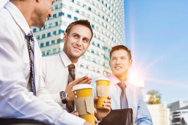 Groupe Collègues Assis Parlant Buvant Café Après Travail — Photo