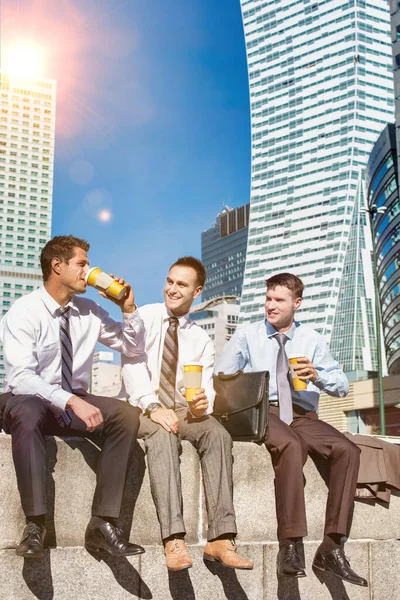 Grupo Colegas Sentados Conversando Enquanto Bebem Café Depois Trabalho — Fotografia de Stock