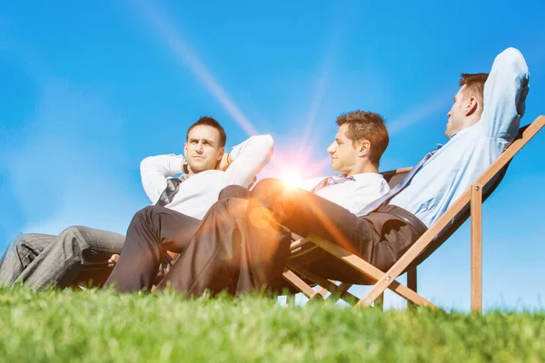 Grupo Empresários Bonitos Relaxando Falando Sobre Vida Enquanto Senta Cadeira — Fotografia de Stock