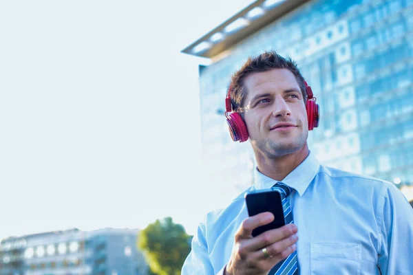 Πορτρέτο Του Χαμογελαστού Ώριμου Επιχειρηματία Ακούγοντας Μουσική Στο Smartphone Του — Φωτογραφία Αρχείου