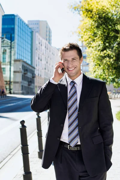 Porträtt Mogna Självsäkra Affärsman Ler Och Talar Smartphone När Går — Stockfoto