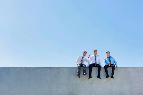 Photo Thoughtful Businessmen Sitting Relaxing Rooftop — Stock Photo, Image