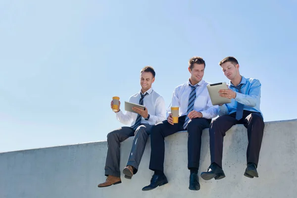 Düşünceli Adamlarının Çatıda Oturup Rahatlarken Çekilmiş Bir Fotoğrafı — Stok fotoğraf