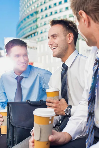 仕事の後にコーヒーを飲みながら座って話をする同僚のグループ — ストック写真