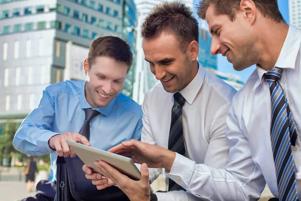 Porträt Eines Gutaussehenden Geschäftsmannes Der Dem Anderen Geschäftsmann Sitzen Über — Stockfoto