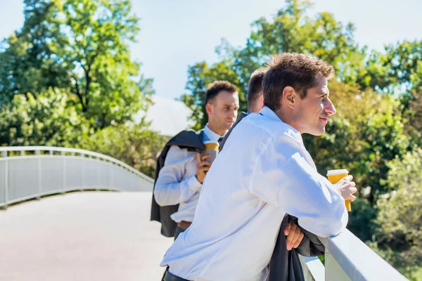 Portrét Zralého Přemýšlivého Atraktivního Podnikatele Který Pije Kávu Zatímco Stojí — Stock fotografie