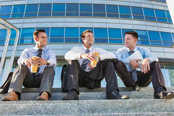 Volwassen Zakenlieden Zitten Trap Tegen Kantoorgebouw Het Werk — Stockfoto